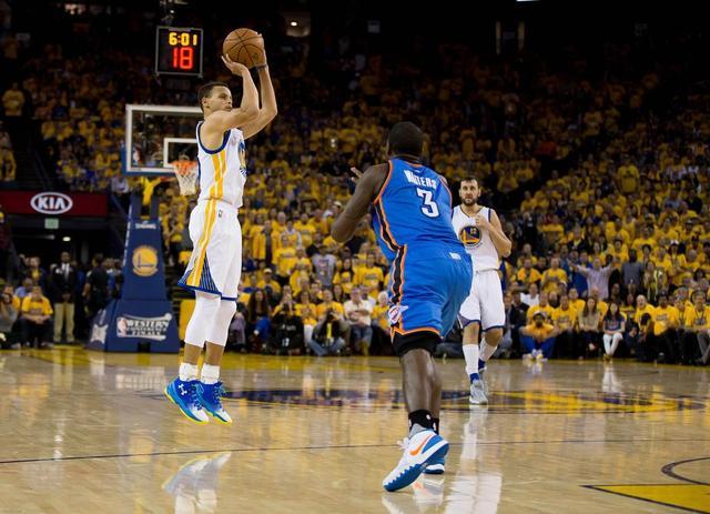 一名羽毛球 一名羽毛球